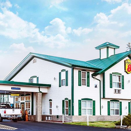 Super 8 By Wyndham 100 Mile House Hotel Eksteriør billede
