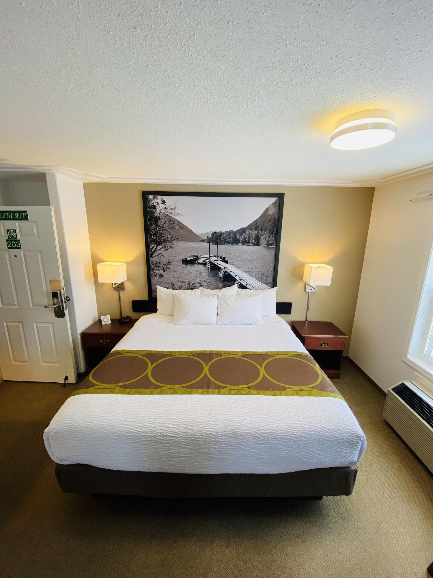 Super 8 By Wyndham 100 Mile House Hotel Eksteriør billede