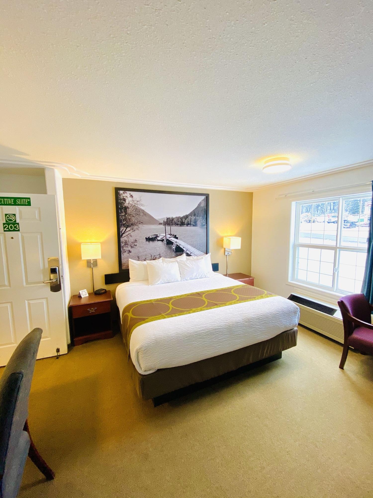 Super 8 By Wyndham 100 Mile House Hotel Eksteriør billede