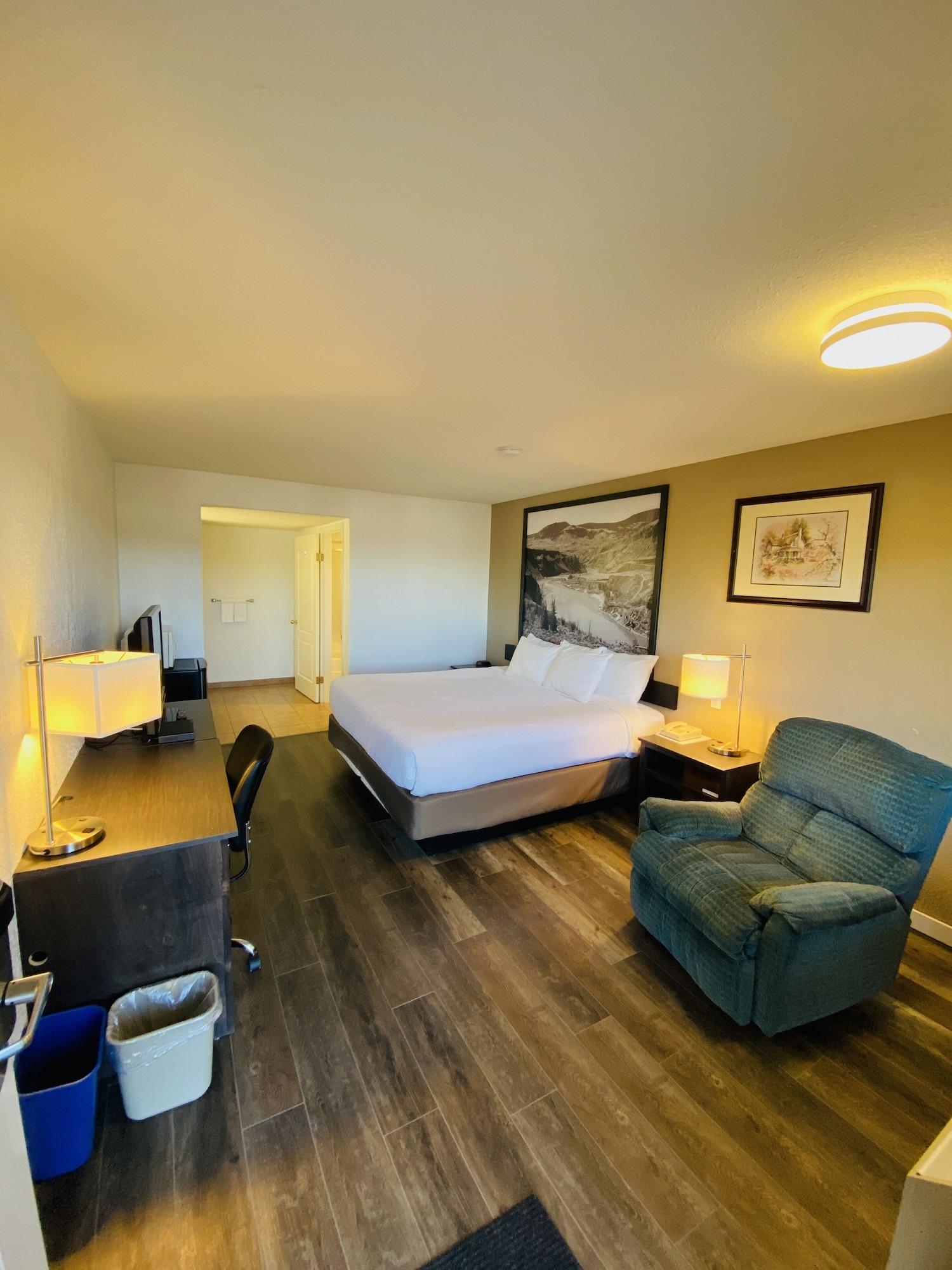 Super 8 By Wyndham 100 Mile House Hotel Eksteriør billede