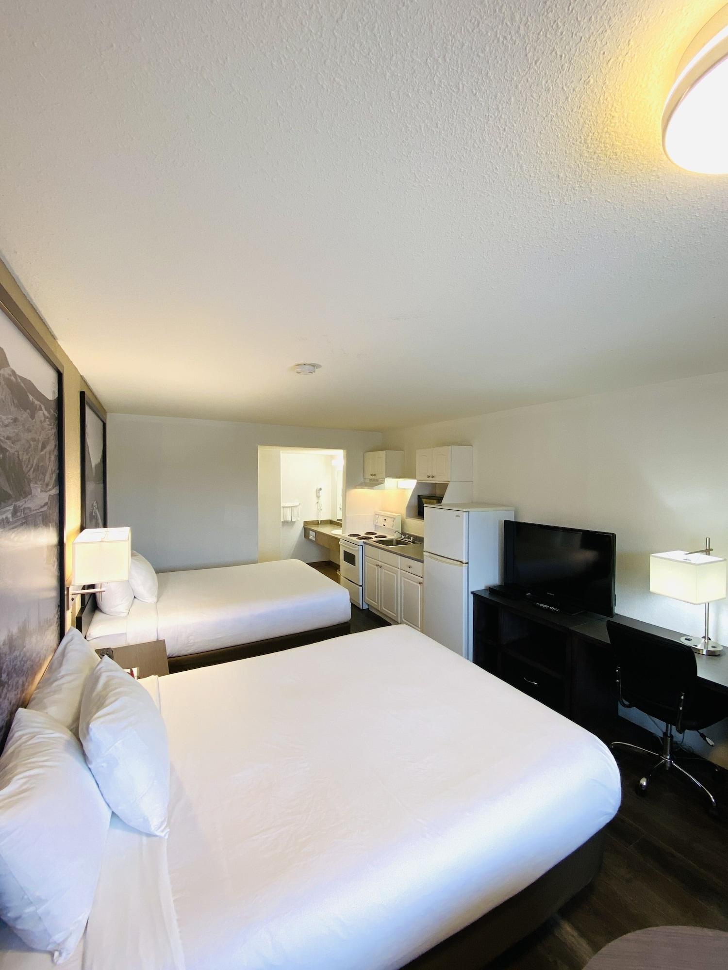 Super 8 By Wyndham 100 Mile House Hotel Eksteriør billede