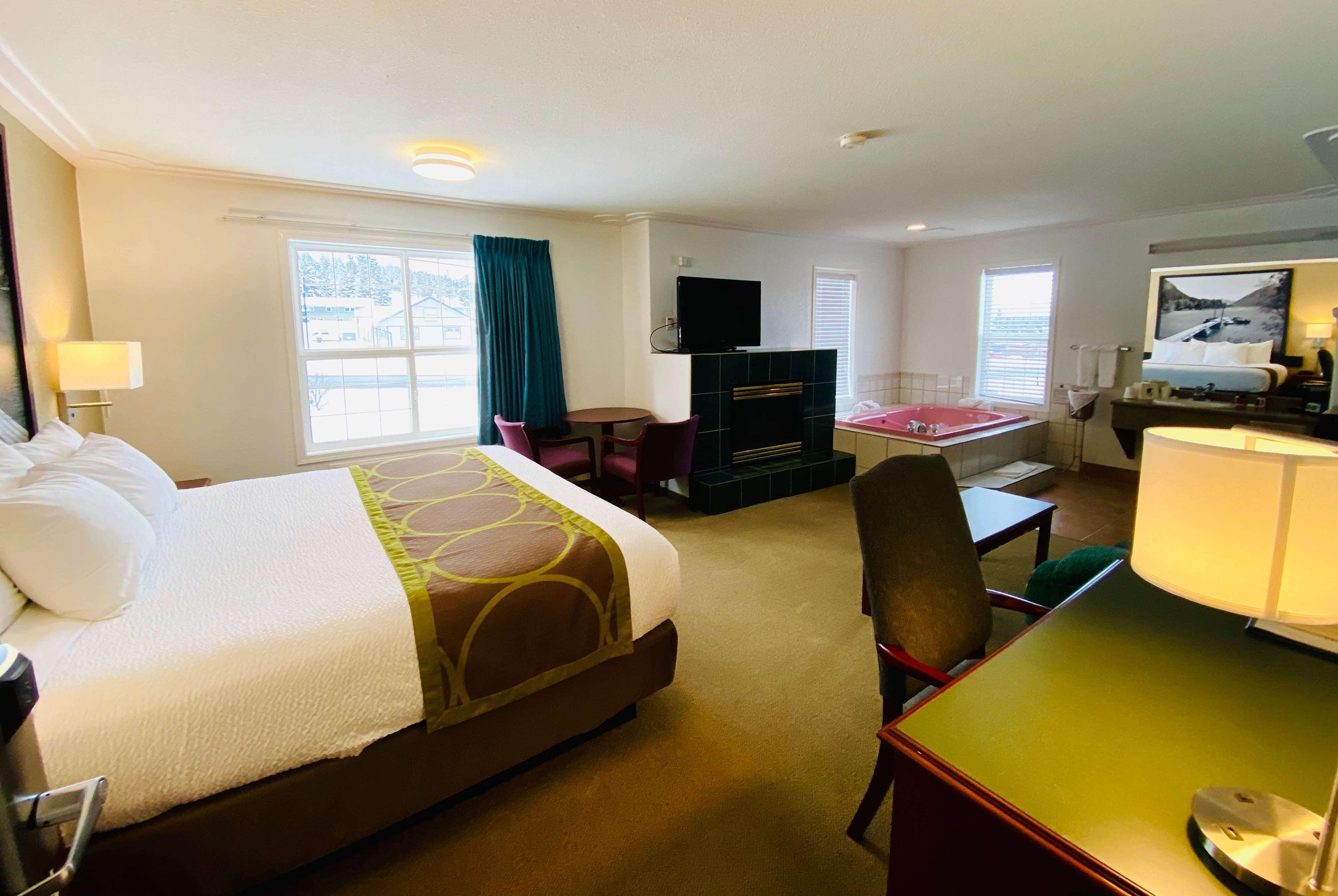 Super 8 By Wyndham 100 Mile House Hotel Eksteriør billede
