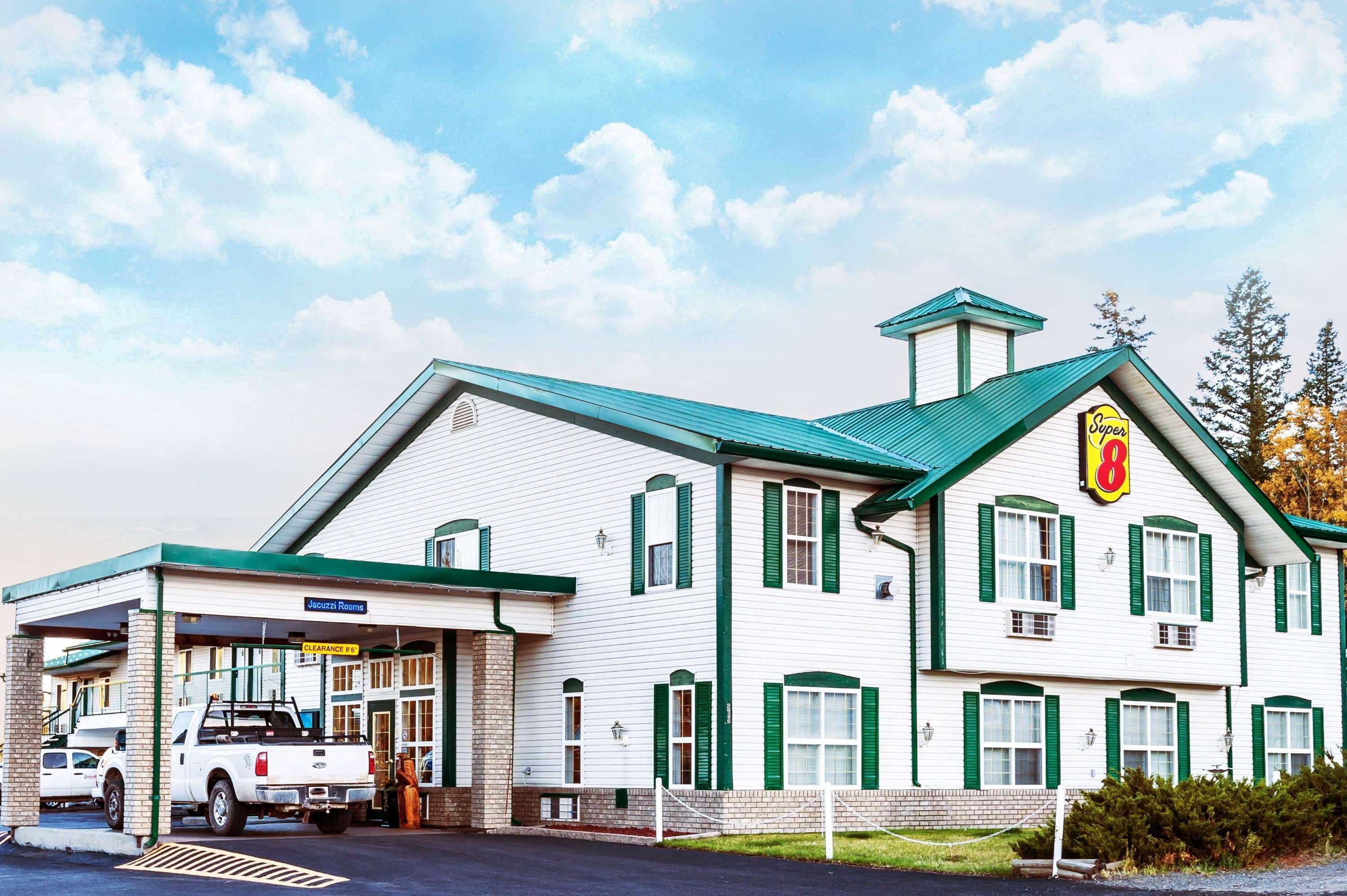 Super 8 By Wyndham 100 Mile House Hotel Eksteriør billede