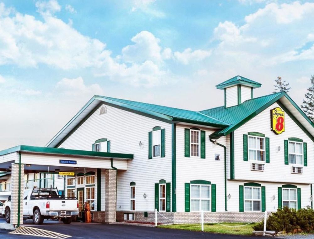Super 8 By Wyndham 100 Mile House Hotel Eksteriør billede