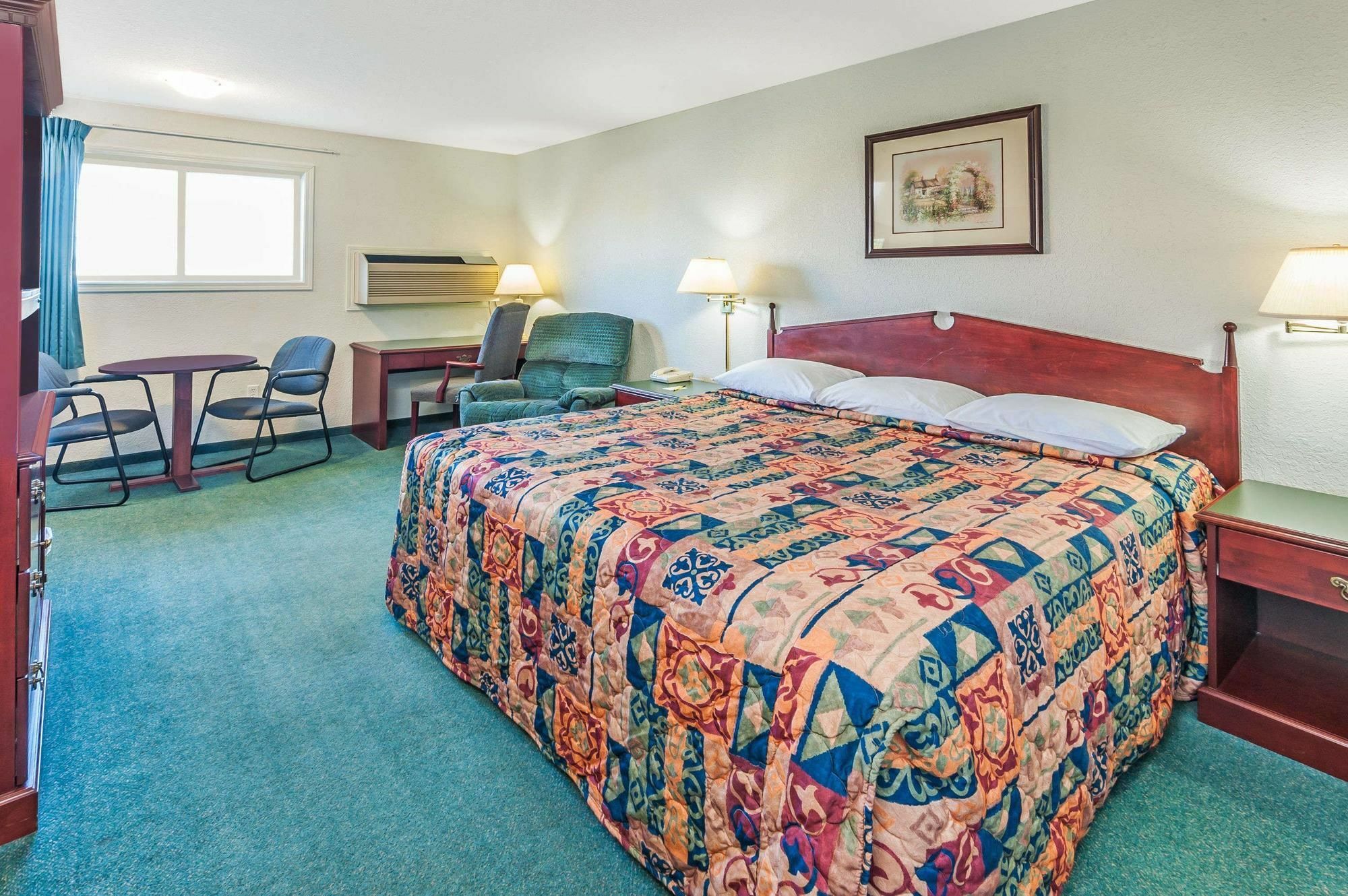 Super 8 By Wyndham 100 Mile House Hotel Eksteriør billede