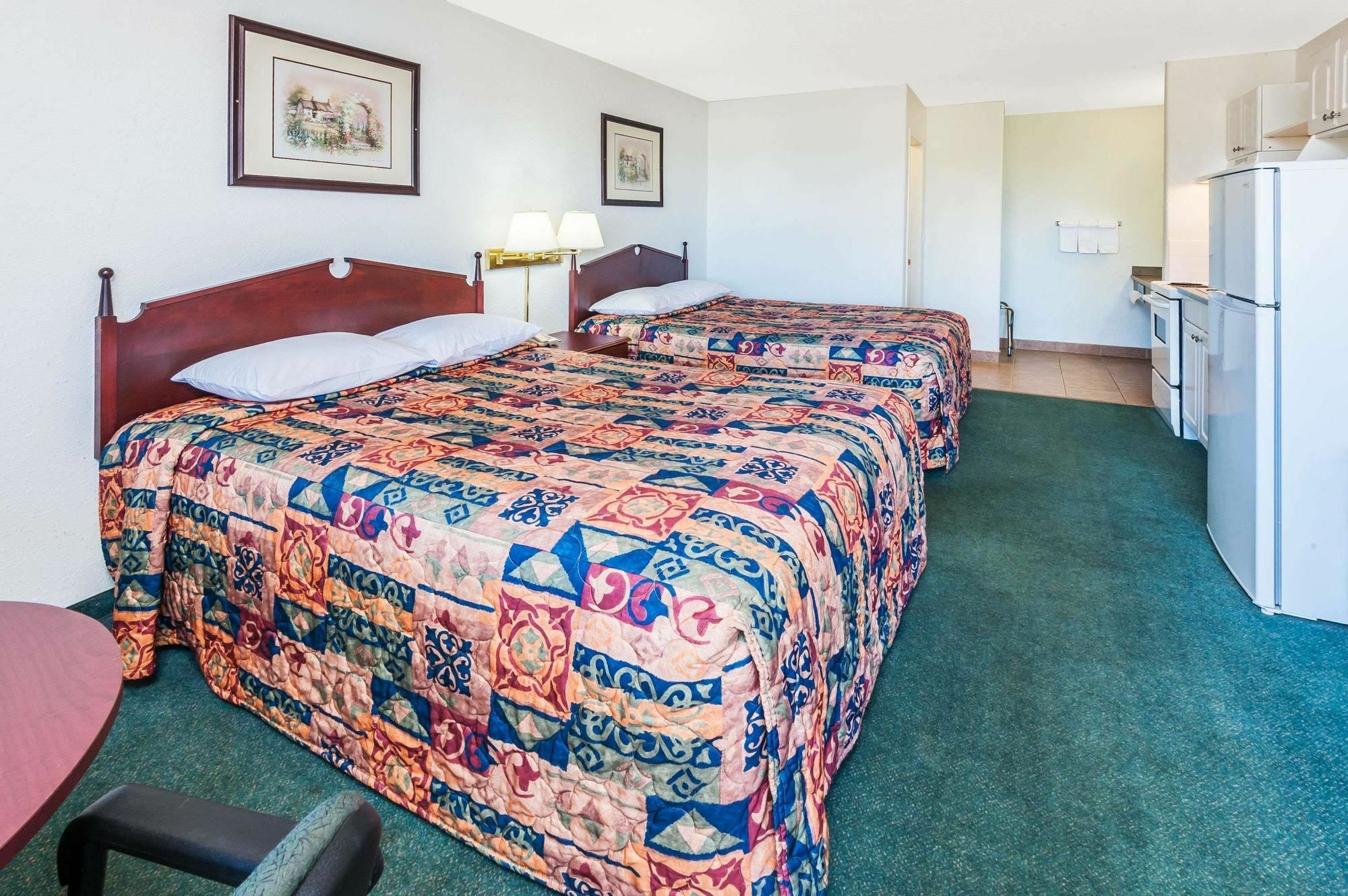 Super 8 By Wyndham 100 Mile House Hotel Eksteriør billede